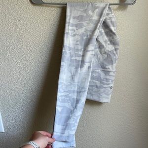Lululemon size 4 white/blue camo leggings like New